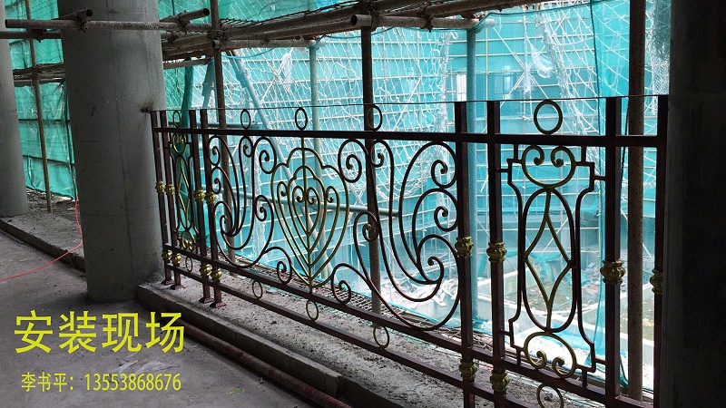 鐵藝陽(yáng)臺(tái)護(hù)欄安裝中 鐵藝陽(yáng)臺(tái)護(hù)欄安裝中